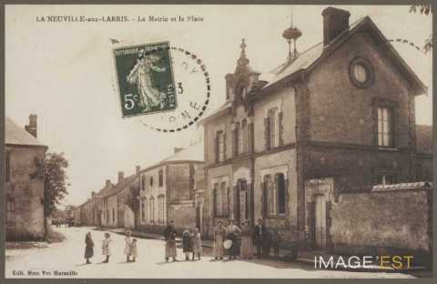 Mairie et place (La Neuville-aux-Larris)